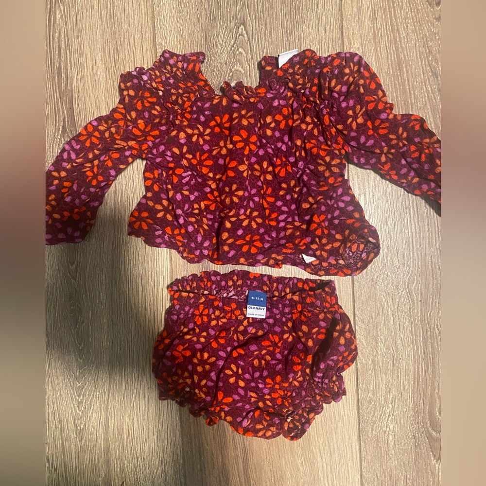 Old navy . Size 6-12 months. Fits like a 3-6 months. Very cute and comfy .